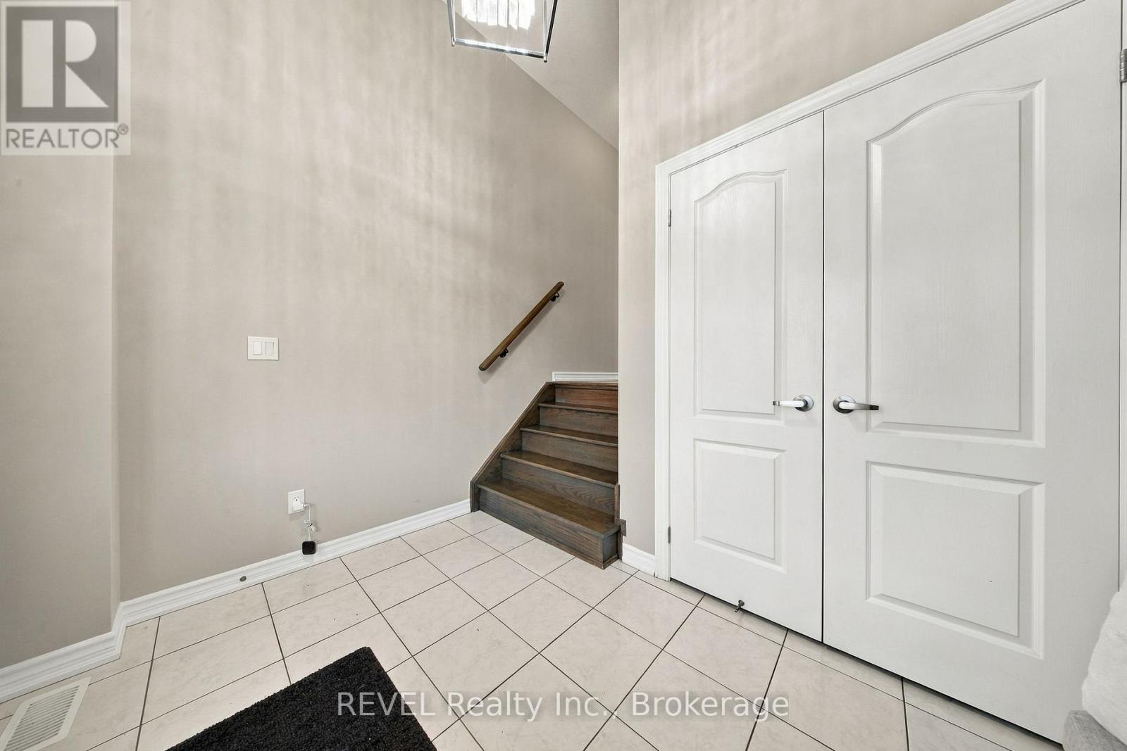 1901 Don White Court, Oshawa, ON photo 6