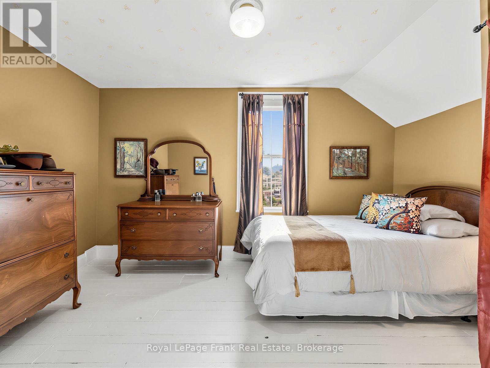 523 QUEEN STREET - 21