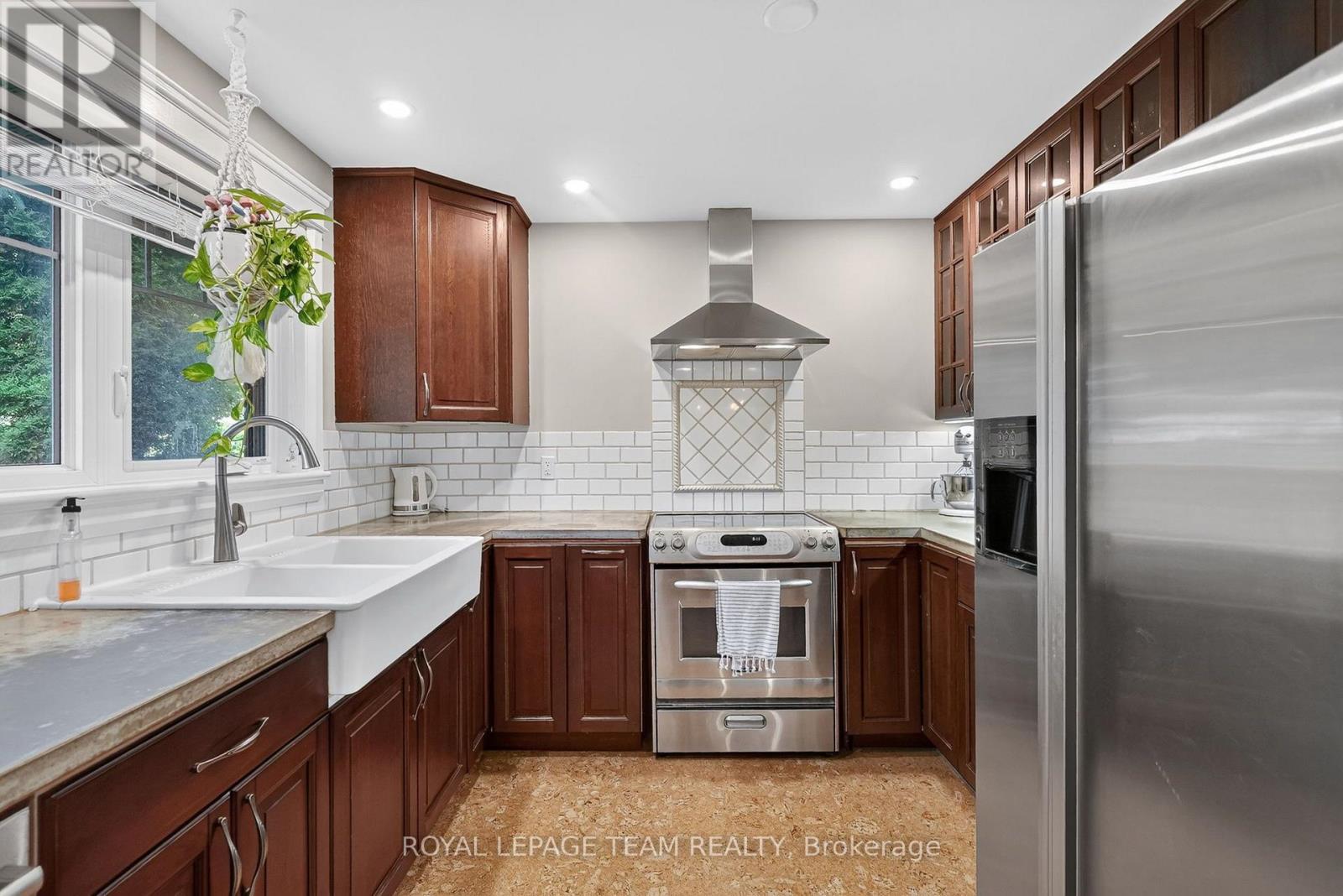 567 REDWOOD AVENUE photo 12