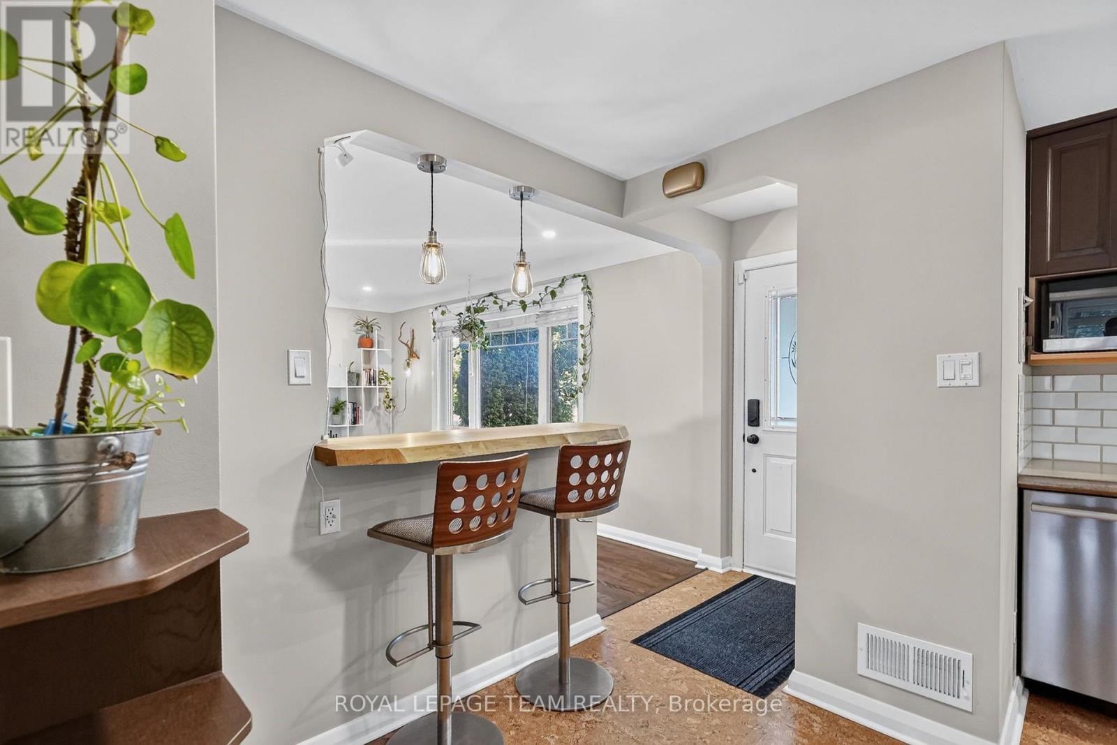 567 REDWOOD AVENUE - 13
