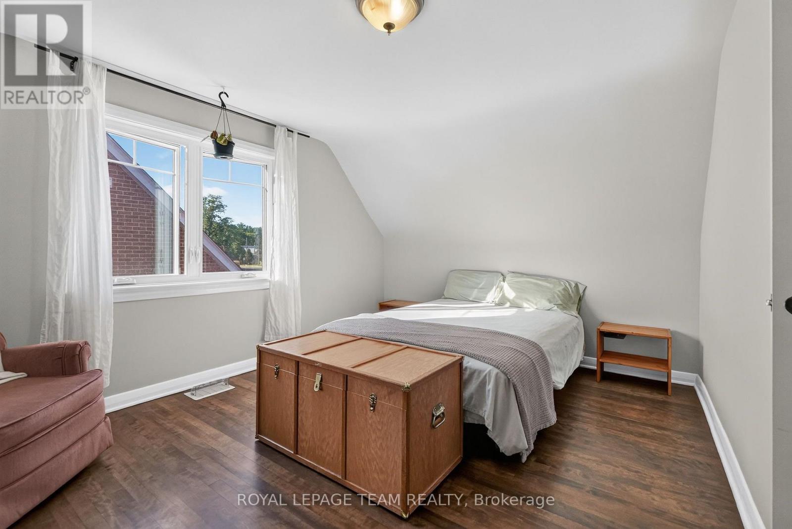 567 REDWOOD AVENUE photo 22