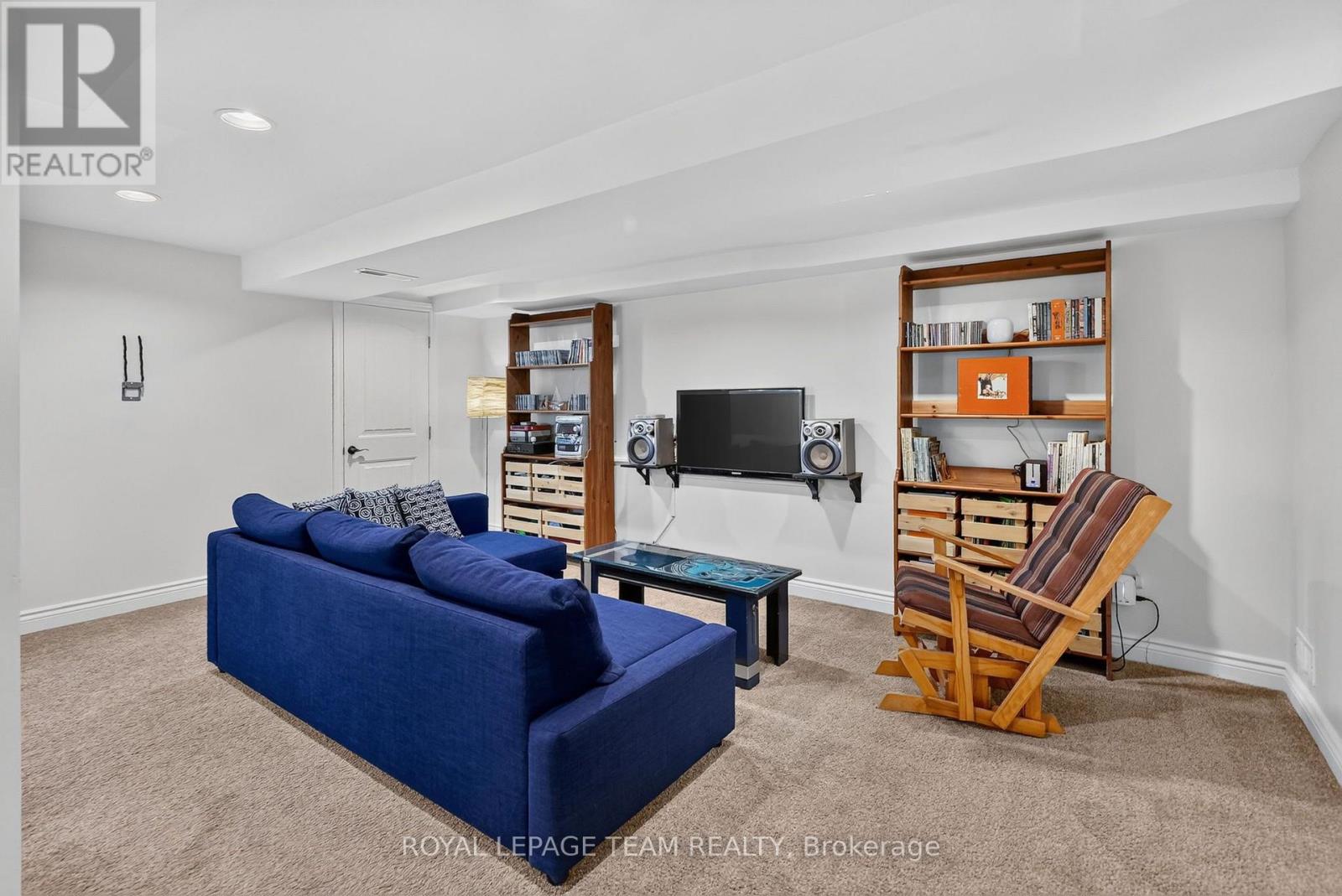 567 REDWOOD AVENUE photo 30