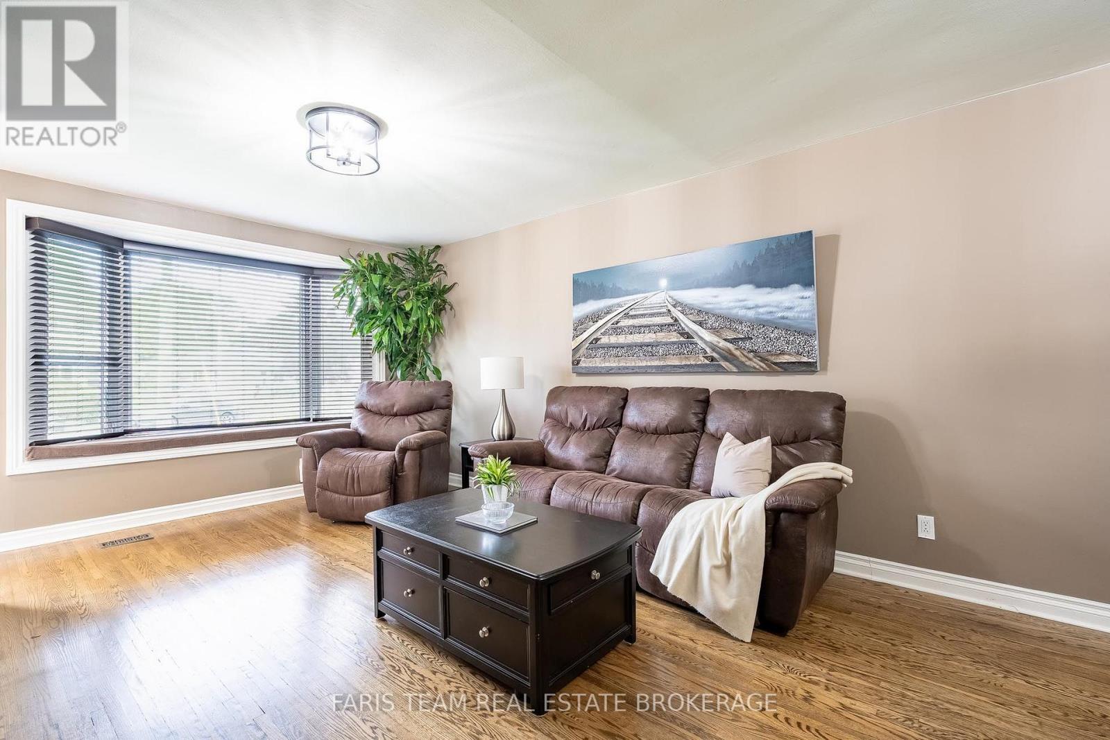 45 BAILEY CRESCENT - 11