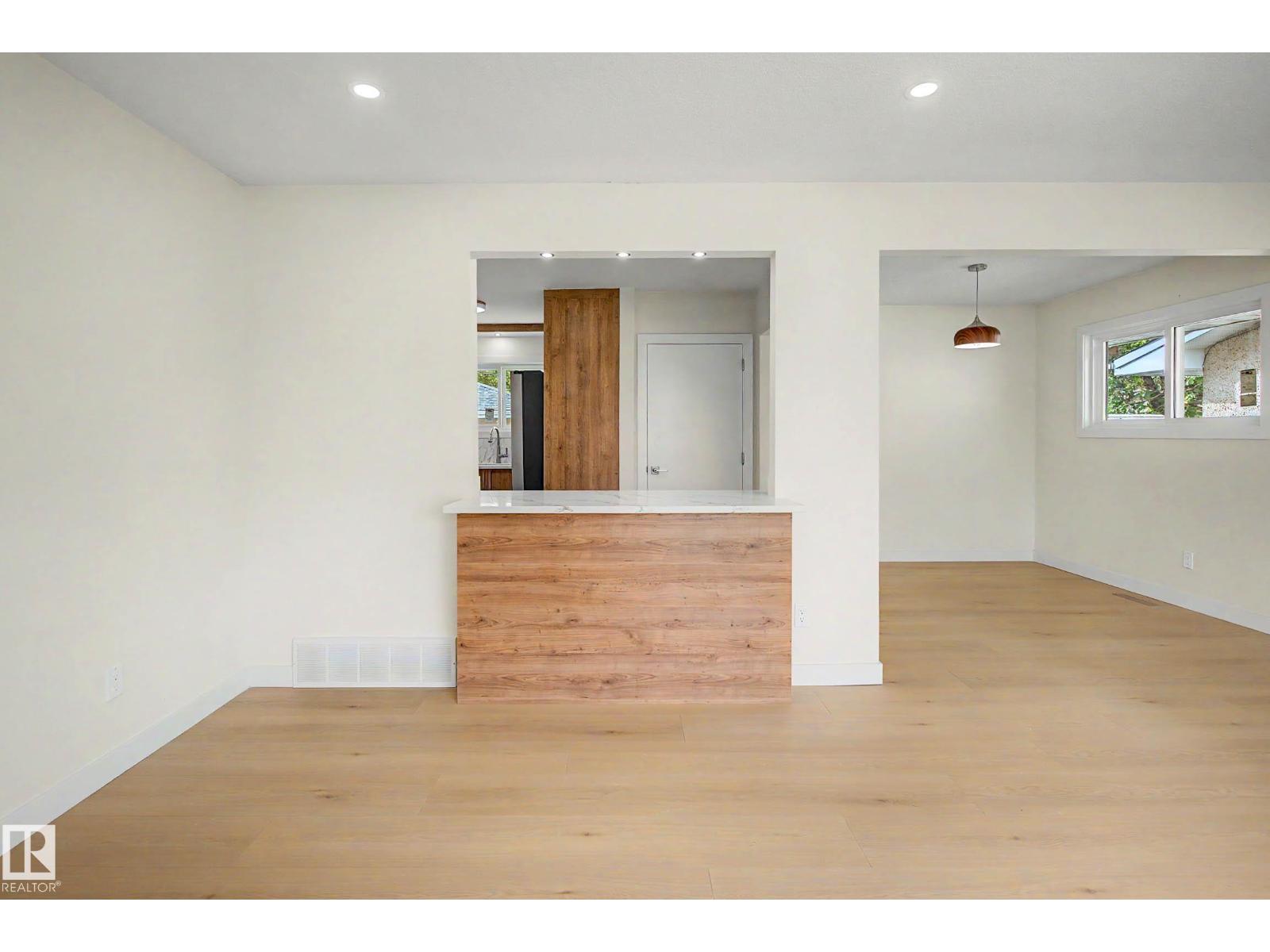 5707 90 AV NW - 19