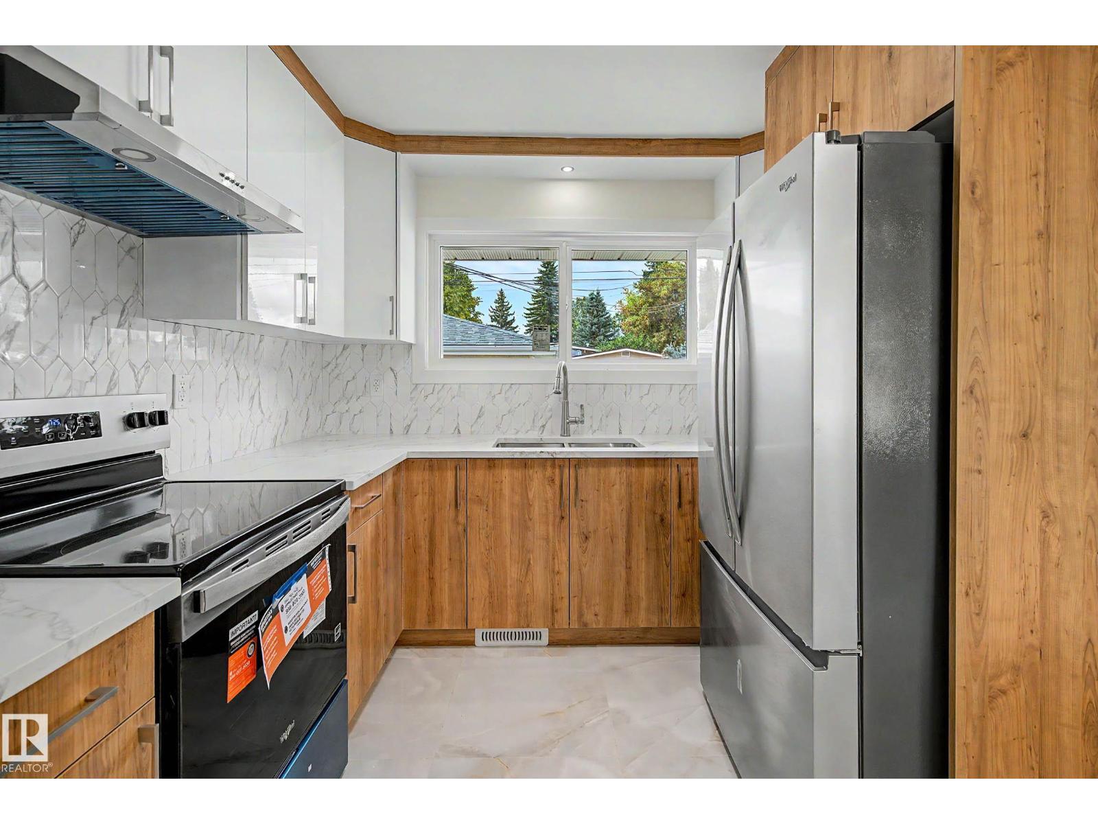 5707 90 Av NW, Kenilworth — photo 3 of 30