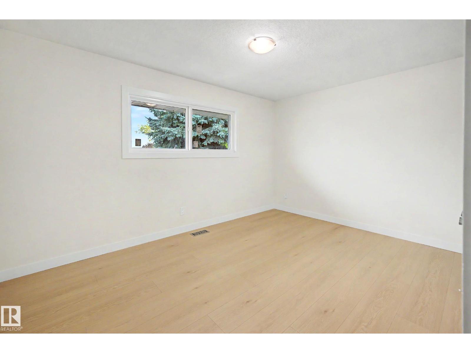 5707 90 Av NW, Kenilworth — photo 8 of 30