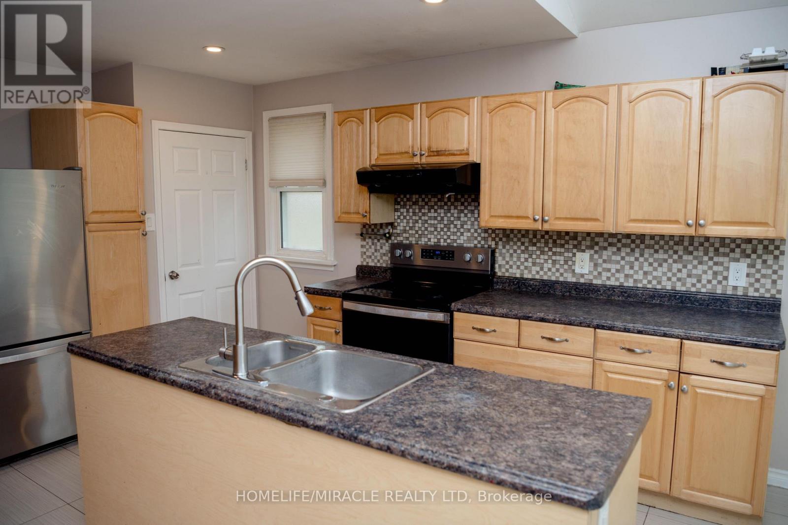 25 THORNRIDGE CRESCENT - 9