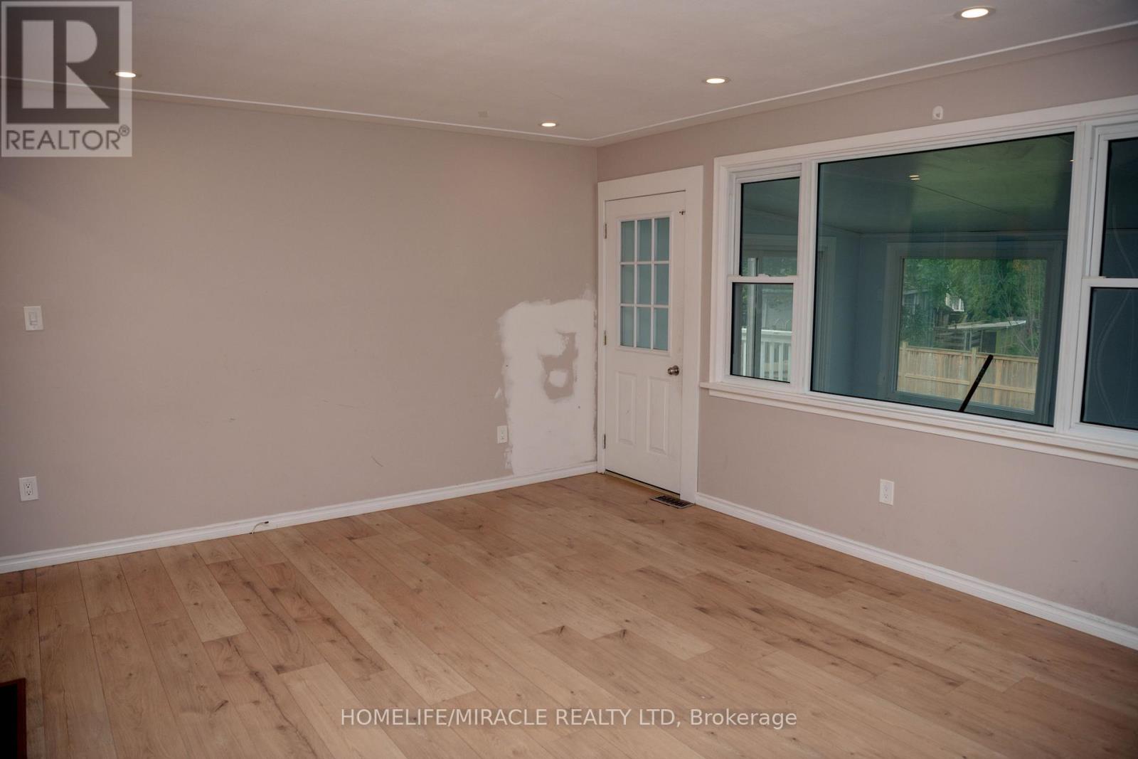 25 THORNRIDGE CRESCENT - 24