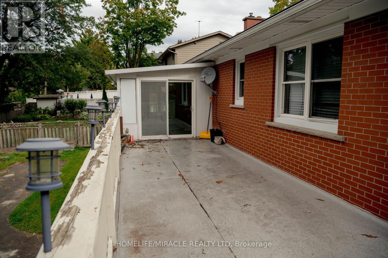 25 THORNRIDGE CRESCENT - 7