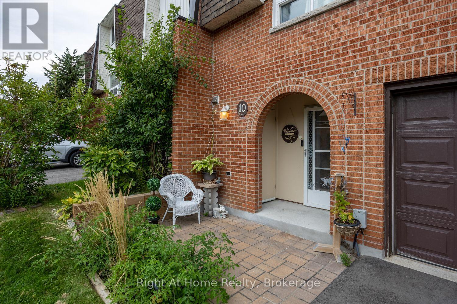 10 Newing Court, Ajax, ON photo 2