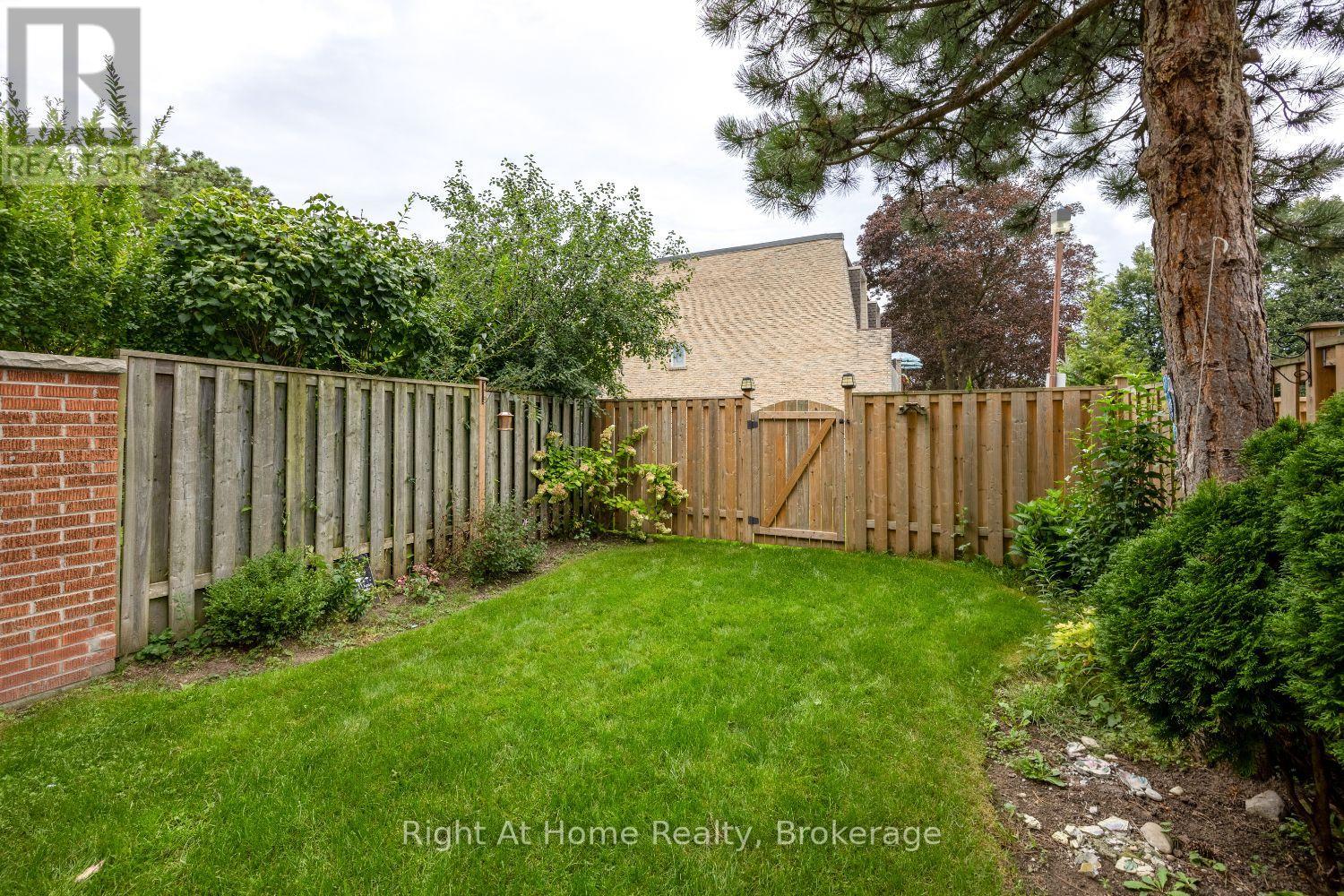 10 Newing Court, Ajax, ON photo 4