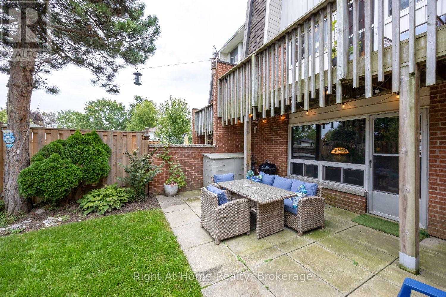 10 Newing Court, Ajax, ON photo 6