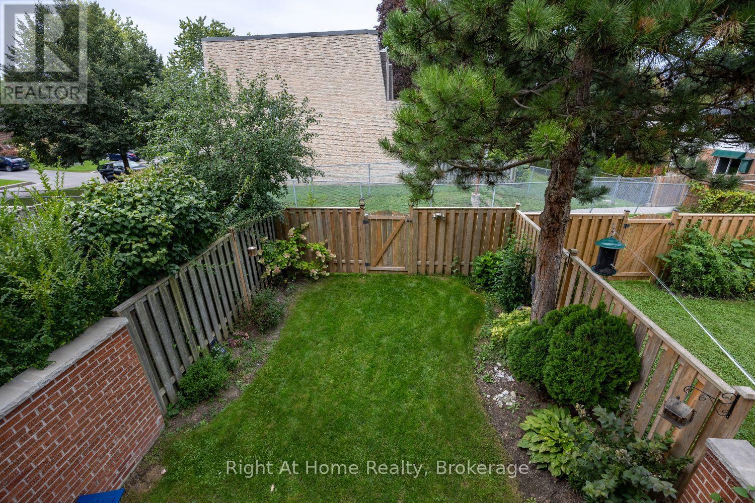10 Newing Court, Ajax, ON photo 8