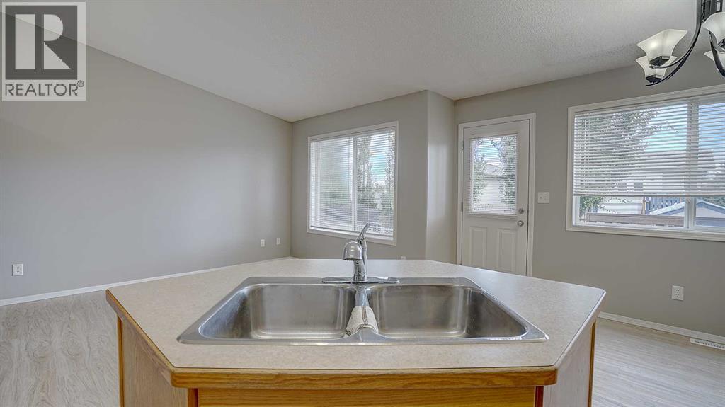 Listing photo – 13 Leung Place, Blackfalds