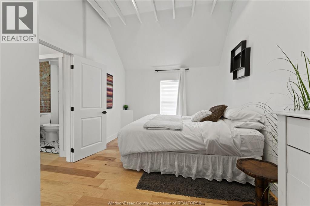 1261 MONMOUTH ROAD - 21