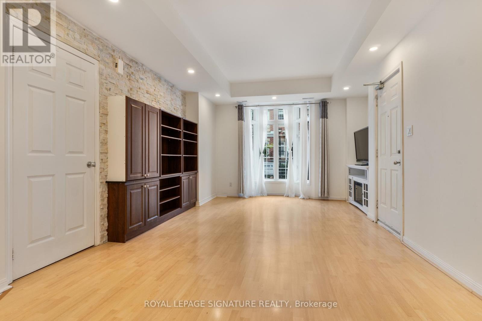 Photo of 8 - 11 NIAGARA STREET