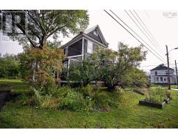 4pc Bathroom - 61 Victoria Street W, Amherst, NS B4H1C3 Photo 10