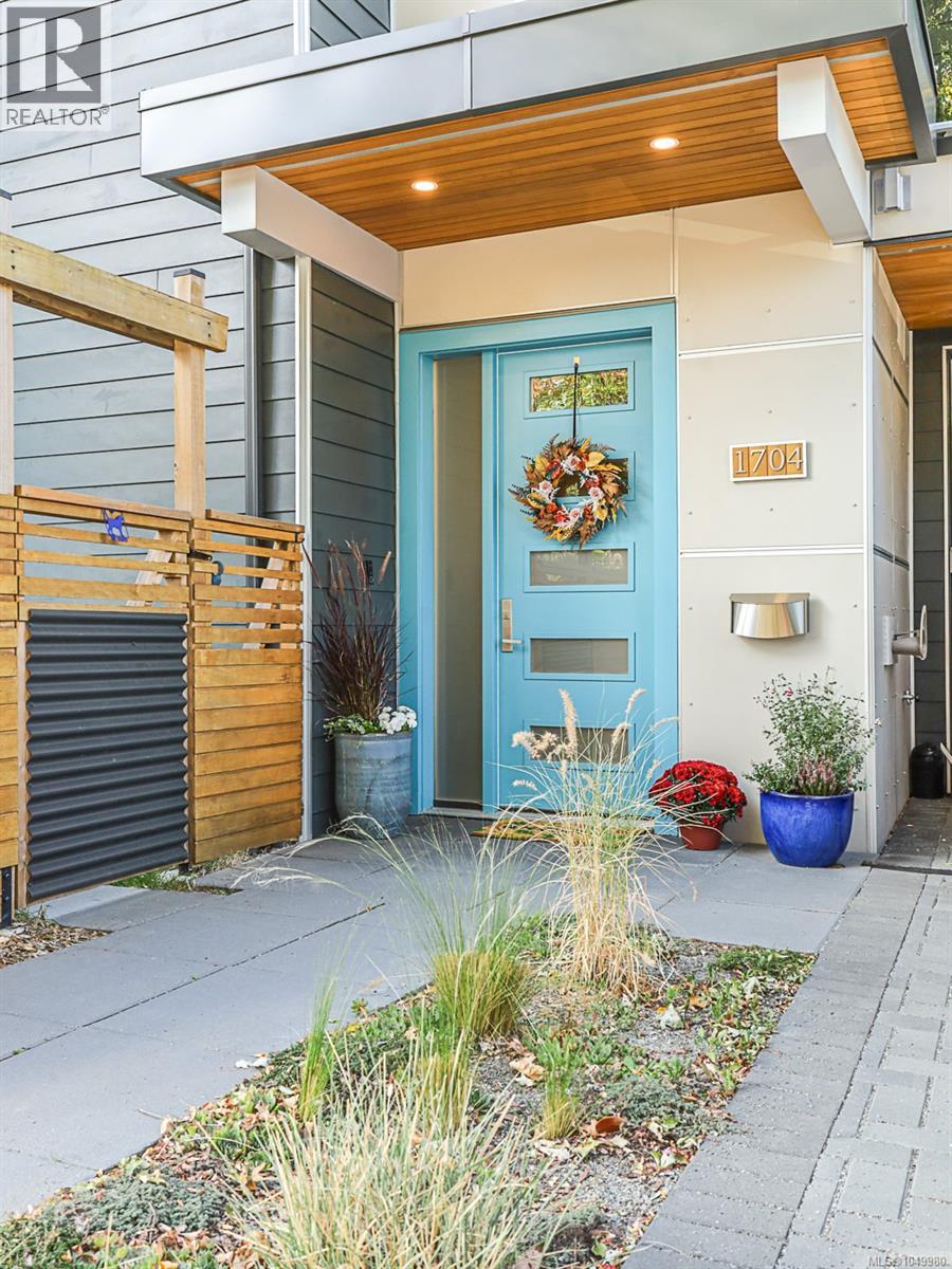 1704 Coronation Ave - 1