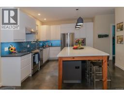 Bathroom - 1704 Coronation Ave, Victoria, BC V8R1X2 Photo 8