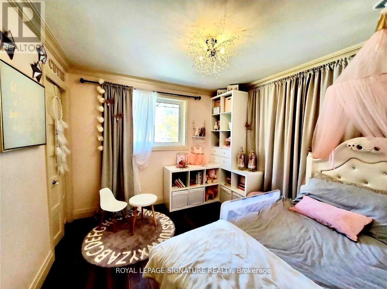 2263 HARCOURT CRESCENT - 24