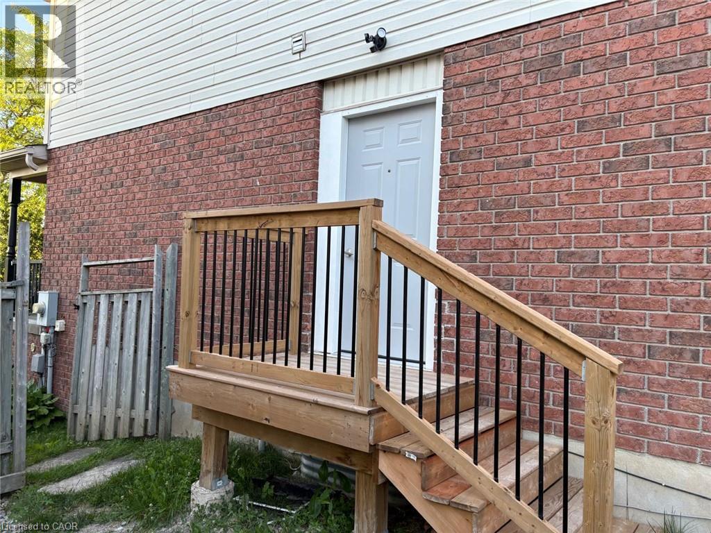 100 MASTERSON Crescent Unit# LOWER — photo 2
