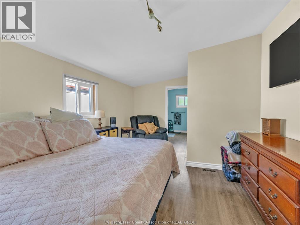 46 DIANE CRESCENT - 27