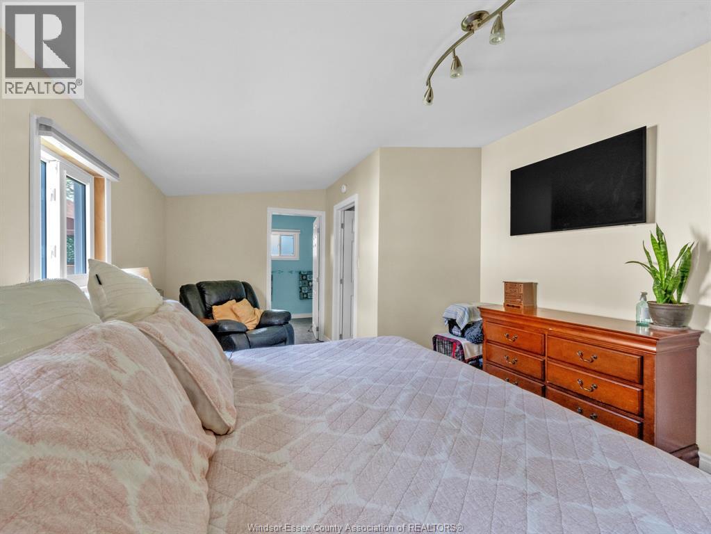 46 DIANE CRESCENT - 28