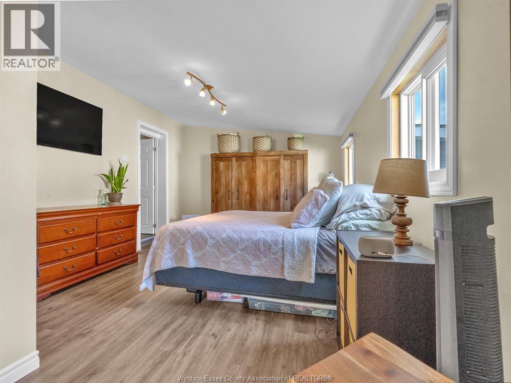 46 DIANE CRESCENT - 31