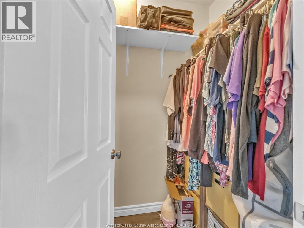 46 DIANE CRESCENT - 32