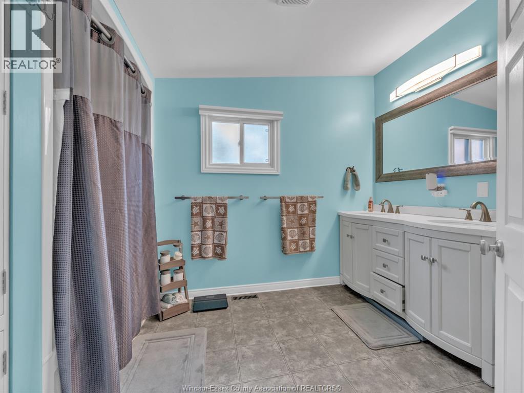 46 DIANE CRESCENT - 33