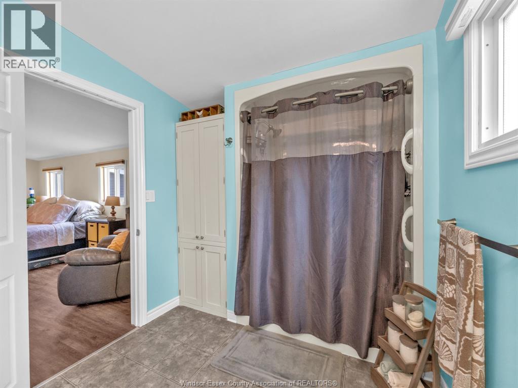 46 DIANE CRESCENT - 35