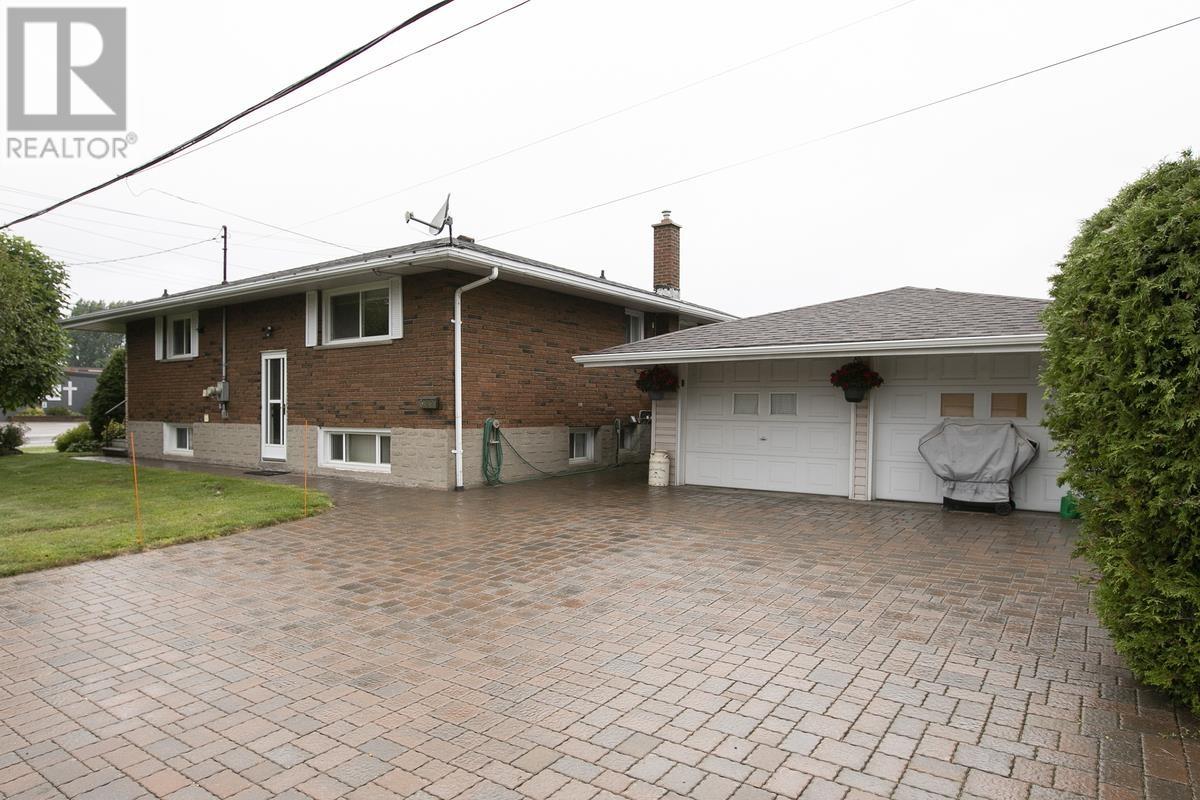382 Doncaster RD, Sault Ste. Marie, Ontario, P6C2V2, Sault Ste. Marie, Ontario — photo 4 of 5