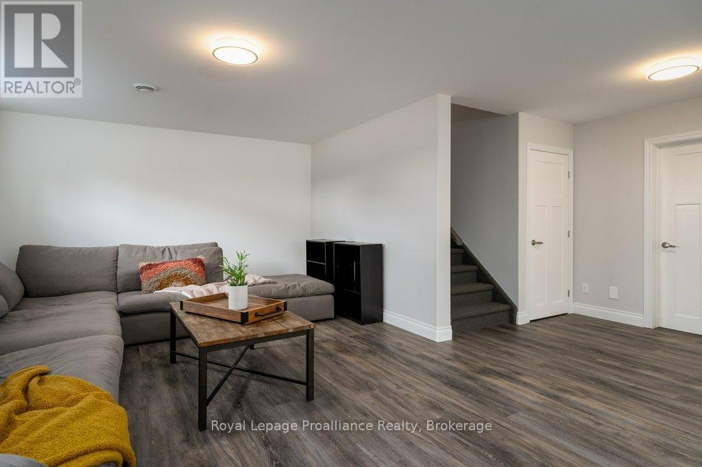 35 VIRGINIA CRESCENT - 40