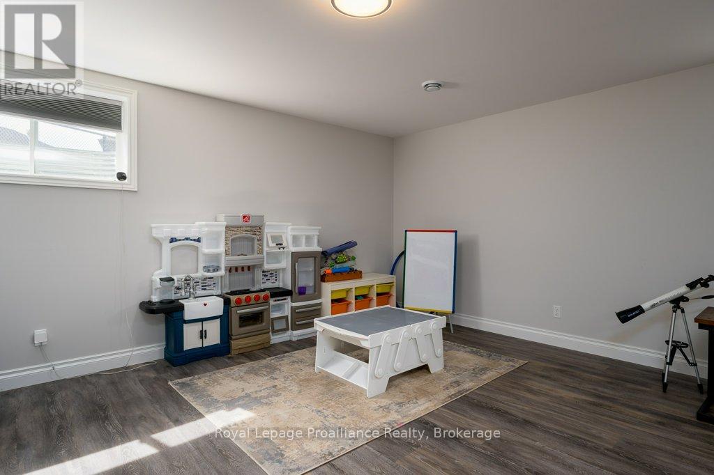 35 VIRGINIA CRESCENT - 42