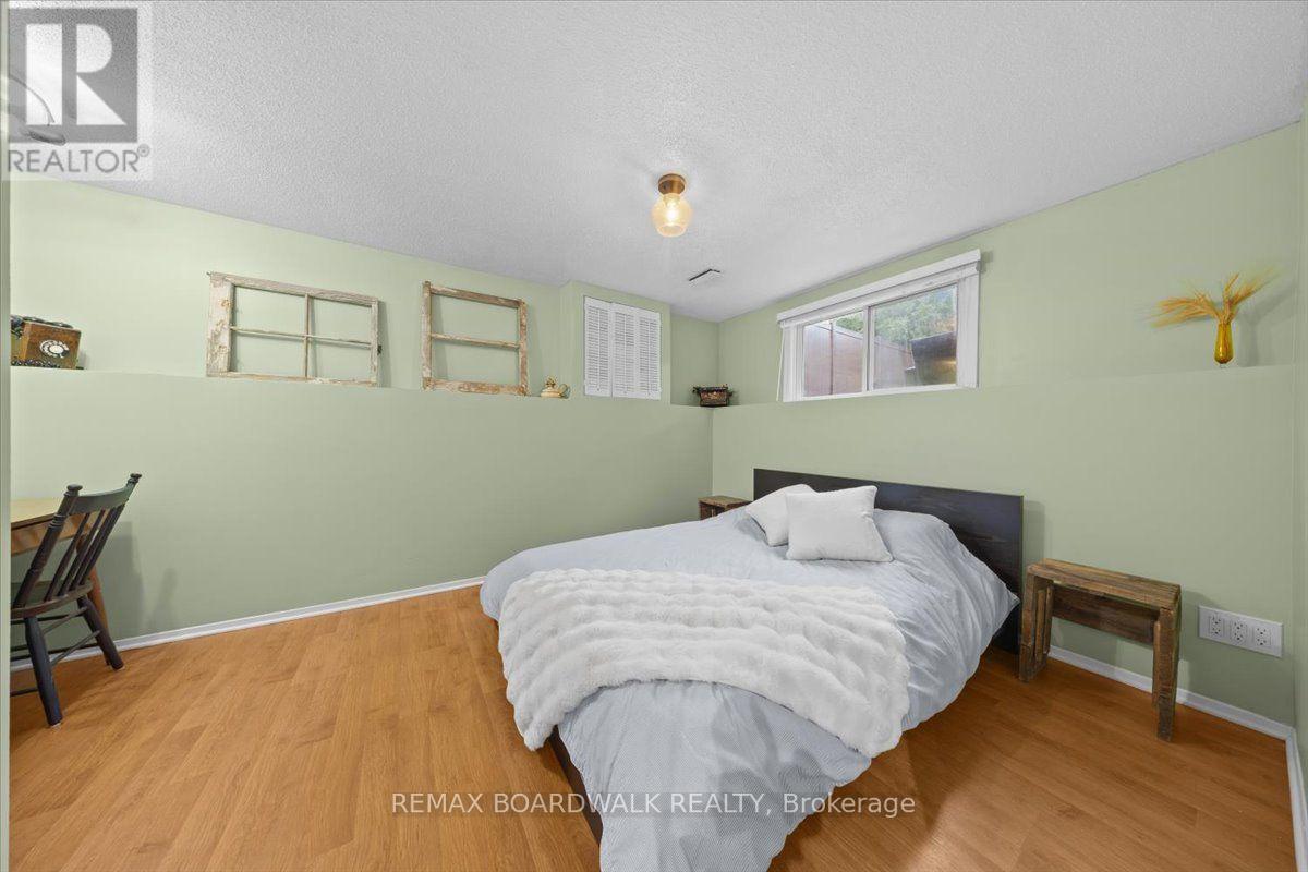 989 CAHILL DRIVE W photo 27