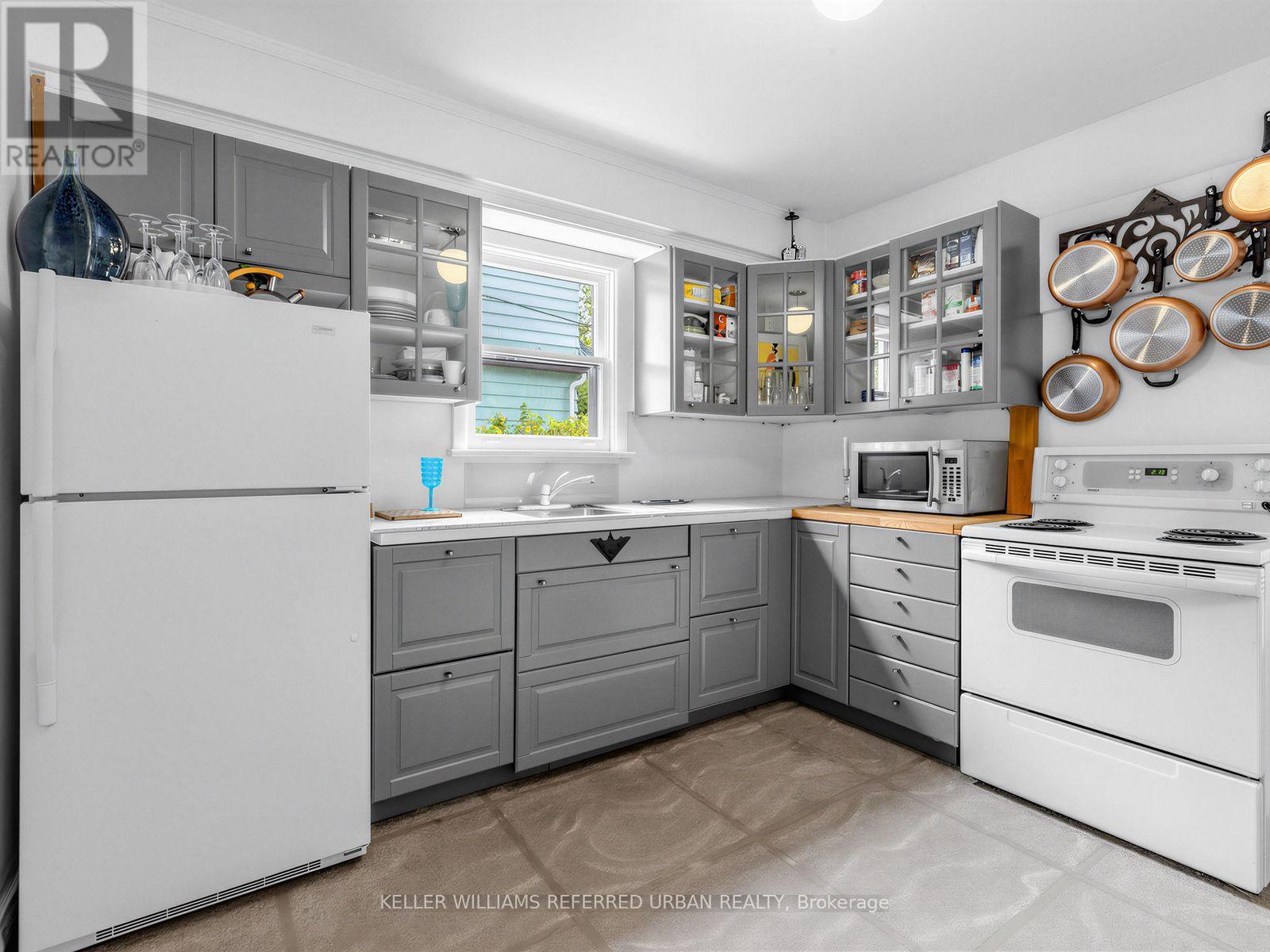 246 BURNETT AVENUE - 8