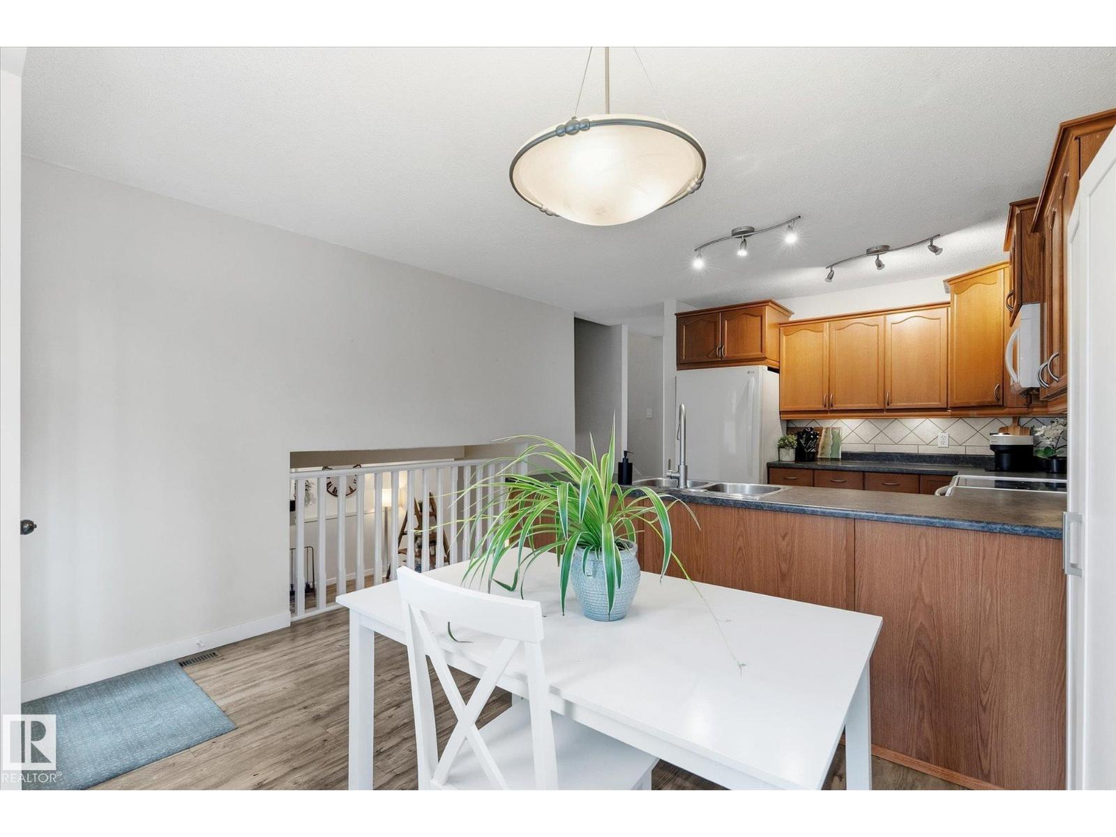11 WOODSIDE CR - 15