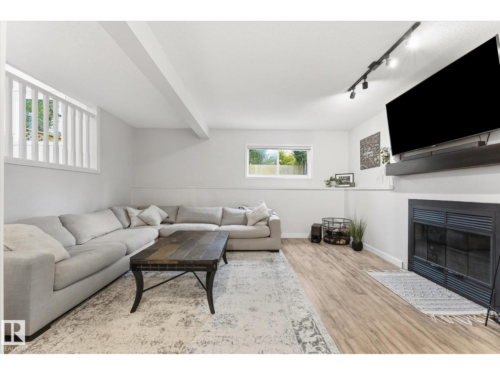 11 WOODSIDE CR - 30