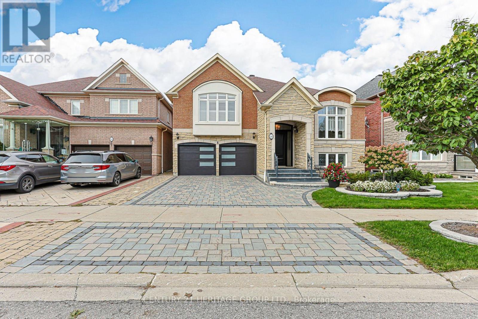 10 WESLOCK CRESCENT W