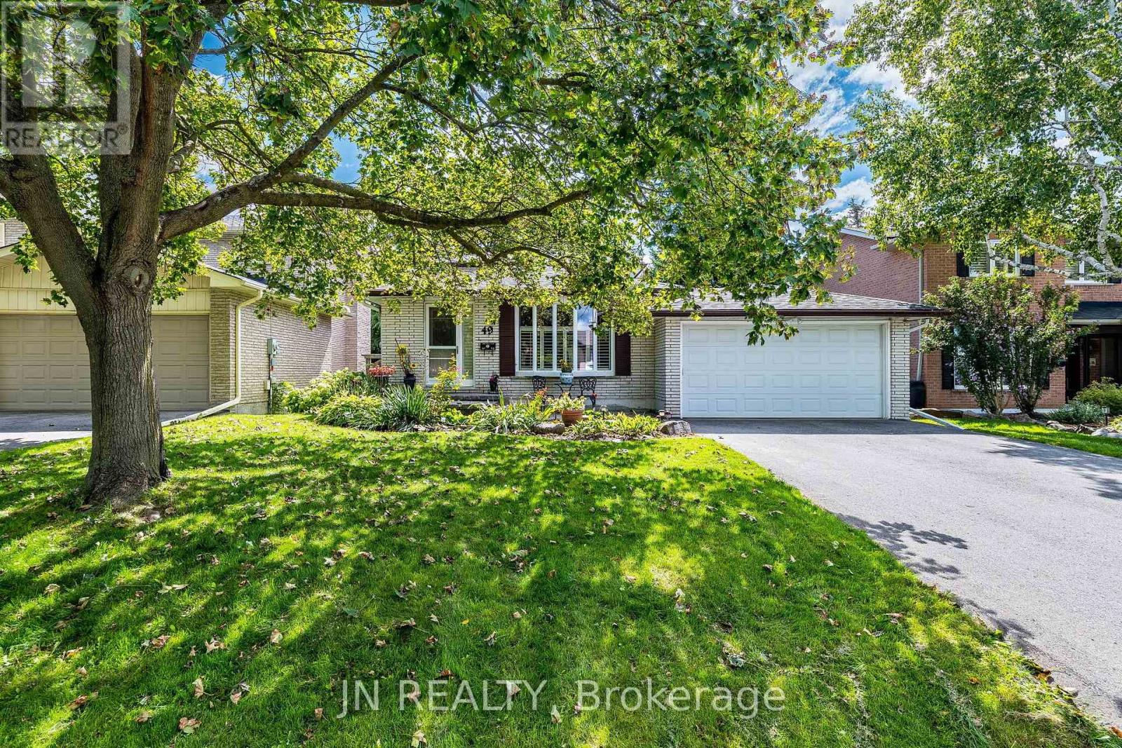 49 School Street, East Gwillimbury (Holland Landing), Ontario, L9N1K6, East Gwillimbury (Holland Landing), Ontario — photo 2 of 5