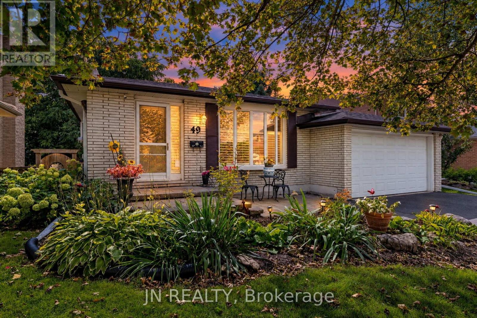 49 School Street, East Gwillimbury (Holland Landing), Ontario, L9N1K6, East Gwillimbury (Holland Landing), Ontario — photo 3 of 5