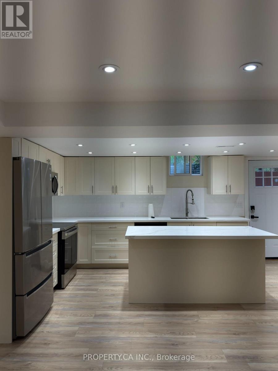 #Lower 746 Leslie Valley Drive, Newmarket (Huron Heights-Leslie Valley), Ontario, L3Y7J3, Newmarket (Huron Heights-Leslie Valley), Ontario — photo 2 of 5
