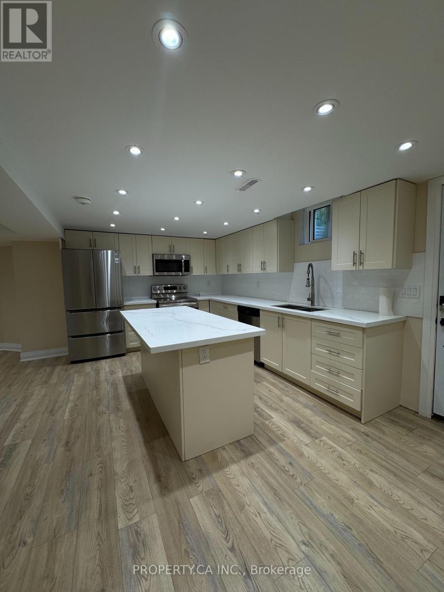 #Lower 746 Leslie Valley Drive, Newmarket (Huron Heights-Leslie Valley), Ontario, L3Y7J3, Newmarket (Huron Heights-Leslie Valley), Ontario — photo 3 of 5