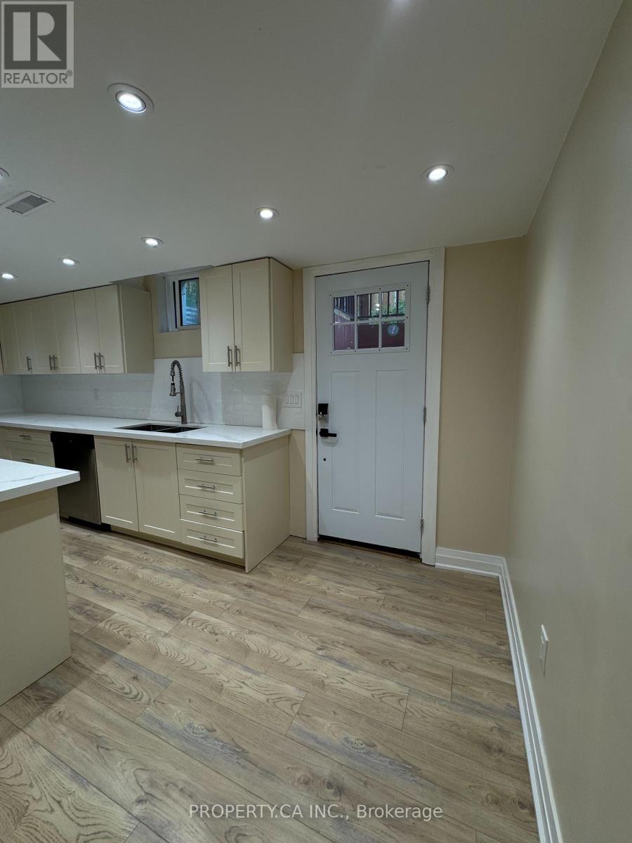 #Lower 746 Leslie Valley Drive, Newmarket (Huron Heights-Leslie Valley), Ontario, L3Y7J3, Newmarket (Huron Heights-Leslie Valley), Ontario — photo 4 of 5