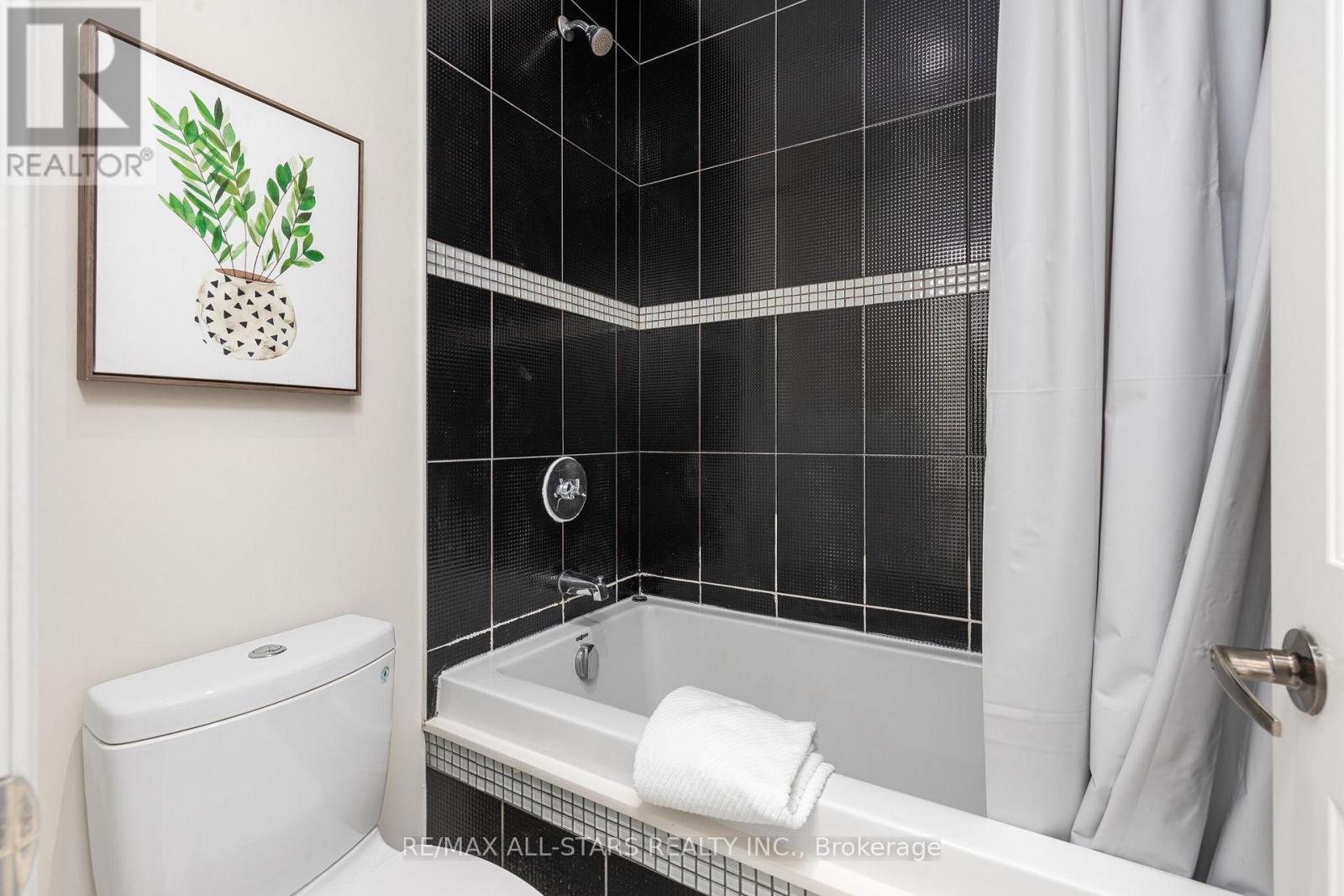 1113B ISLINGTON AVENUE - 29