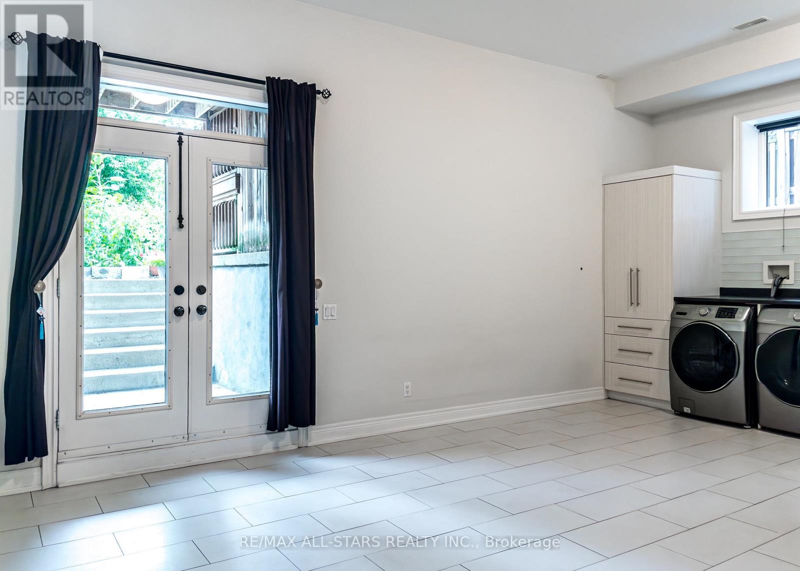 1113B ISLINGTON AVENUE - 34