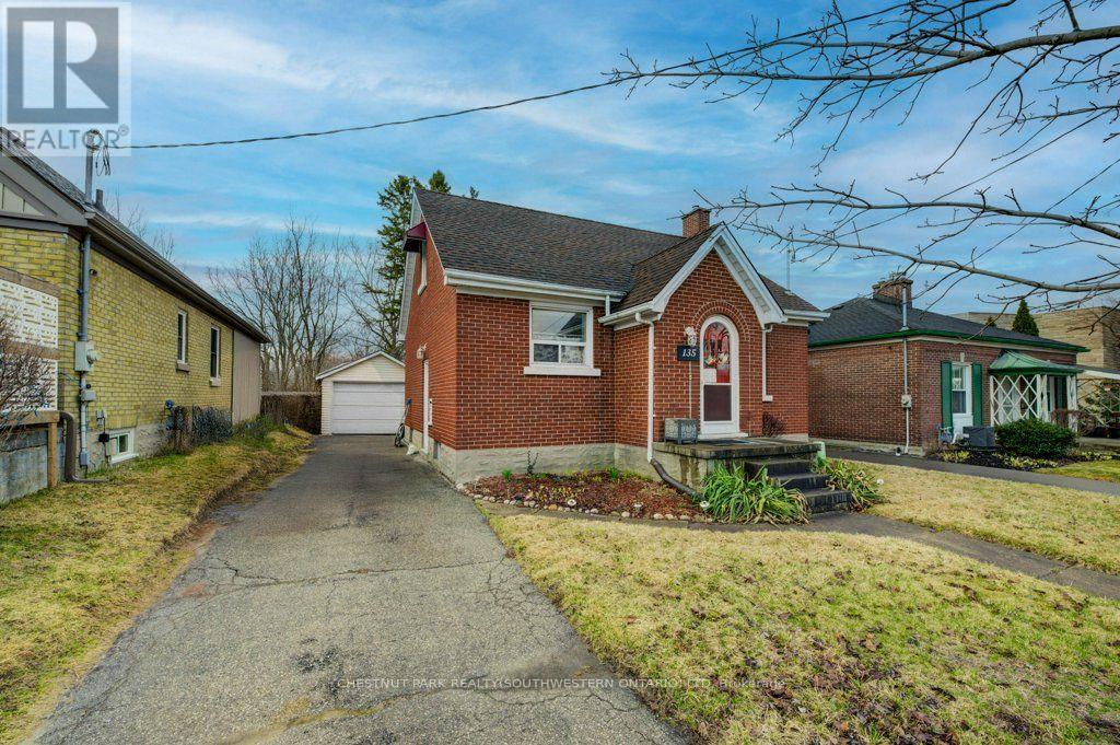 135 STIRLING AVENUE — photo 3