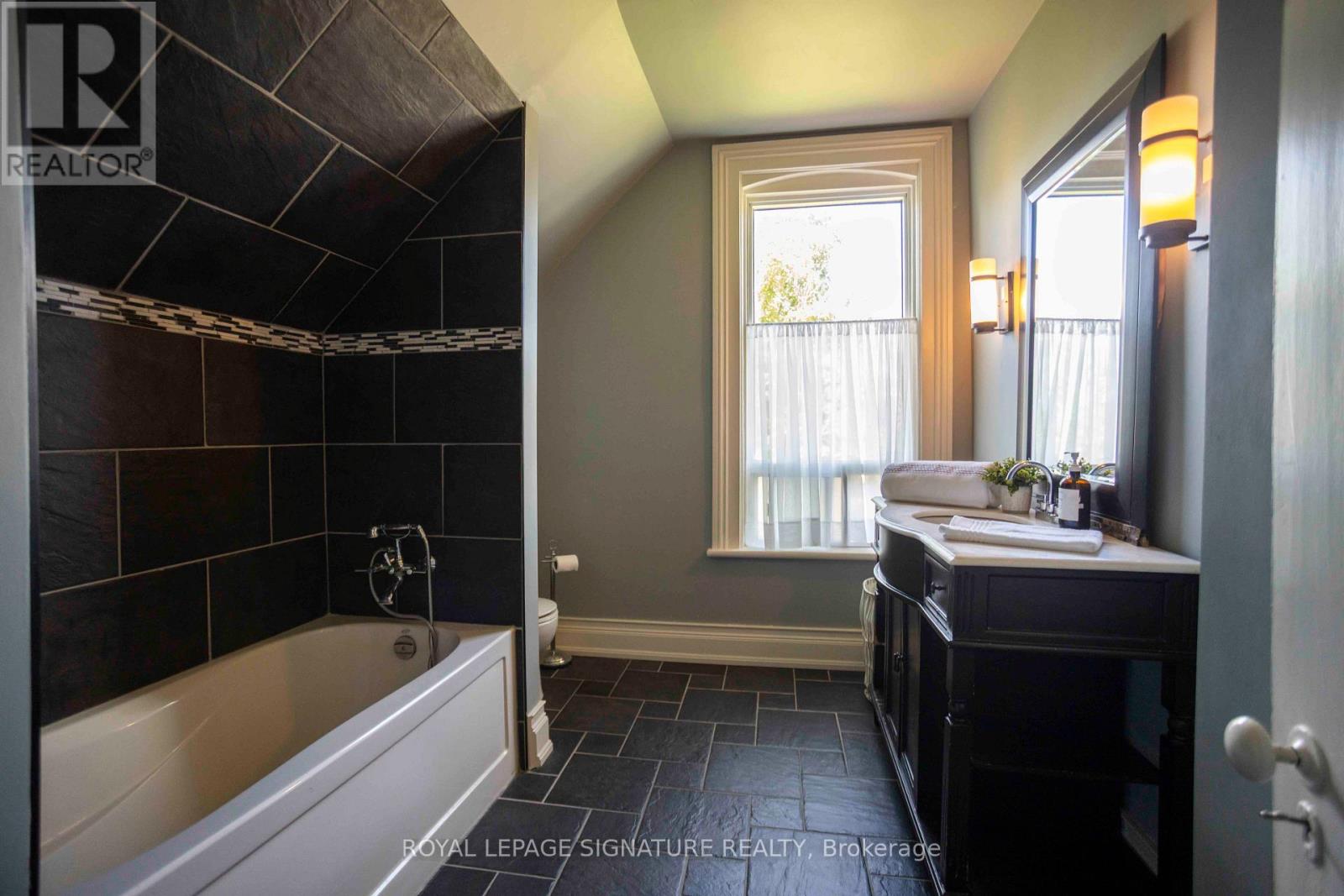 55 BROCK STREET E - Image 12