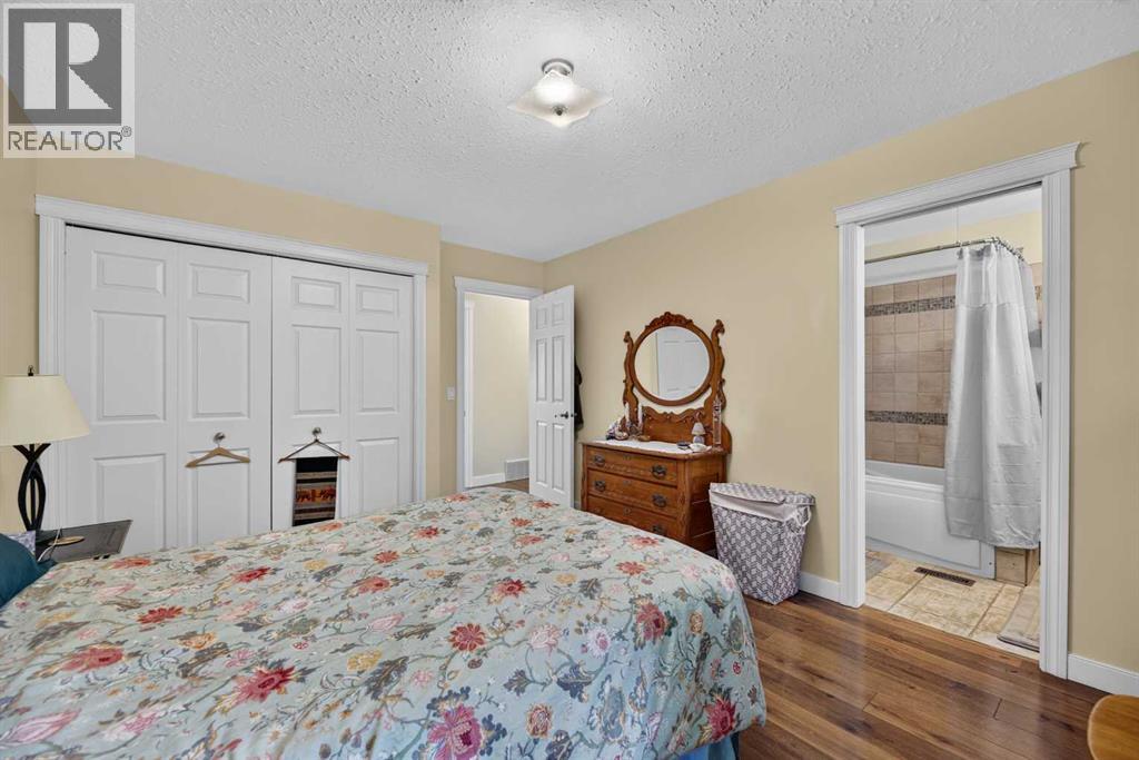 Listing photo – 1008 2 Street NE, Sundre