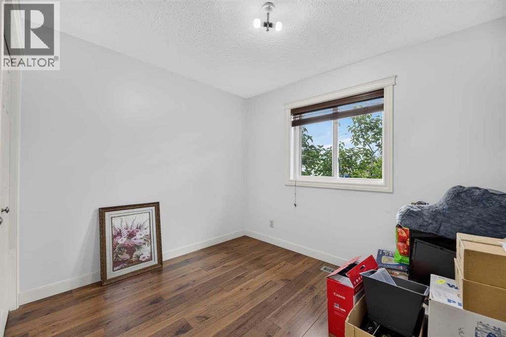 Listing photo – 1008 2 Street NE, Sundre